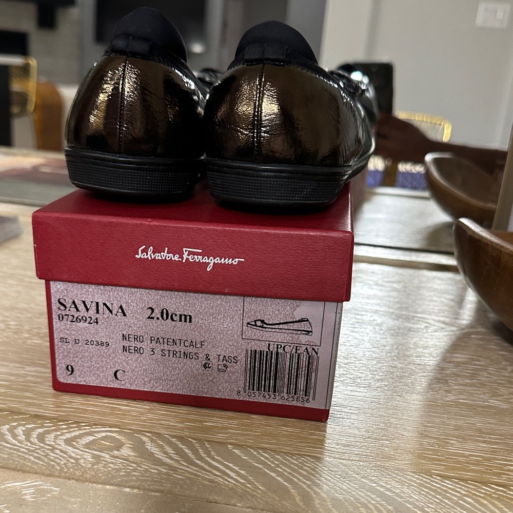 Salvatore Ferragamo Black Patent Vara Bow Flats - Picture 2 of 10